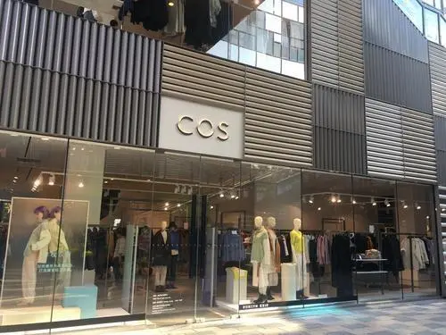 H&M、高級ライン「COS」の中国1号店を閉店　市場競争激化で販売網再編を加速