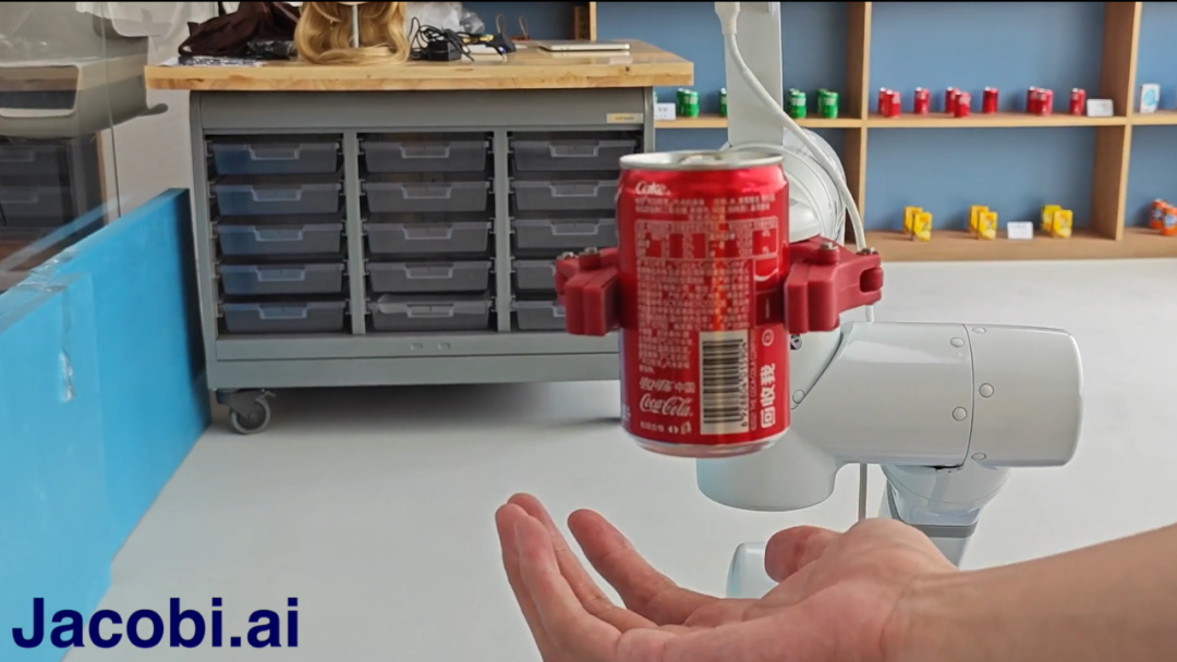 【動画】事前のトレーニング不要、口頭指示だけで動く中国のAIロボット登場　まずスーパーの売り場に投入