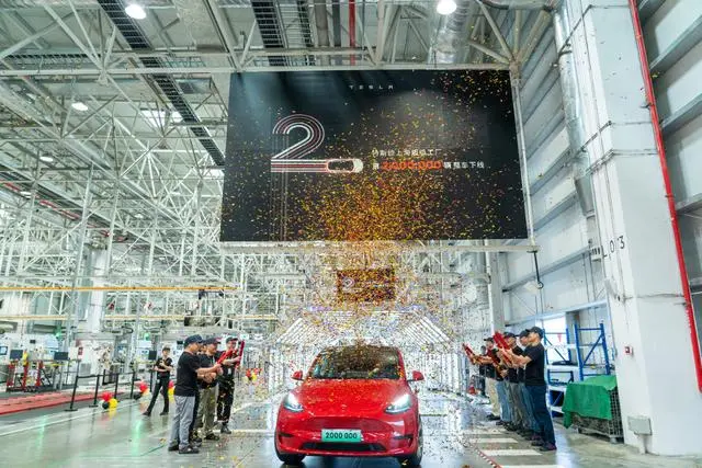 テスラ上海ギガファクトリー、40秒で1台の完成車　200万台目をラインオフ