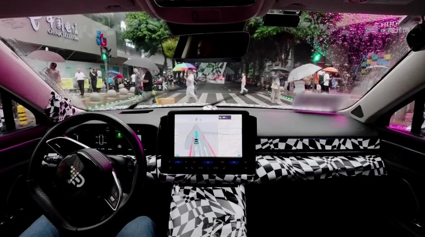 【動画】中国DeepRoute.ai、「中国一の電子街」で自動運転に成功　複雑な道路状況に対応
