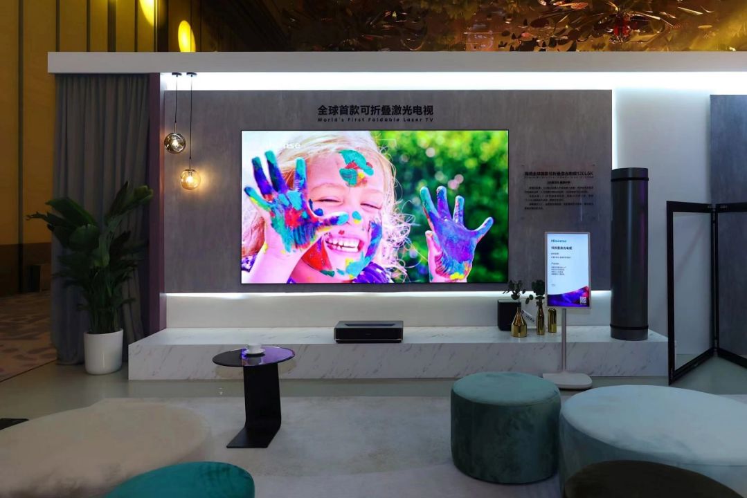 ハイセンス、世界初の折りたたみ式レーザーTVを発表　約40分でホームシアターを