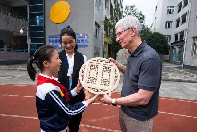 アップル、クックCEOが今年2回目の中国訪問　農村教育支援に5億円超を寄付