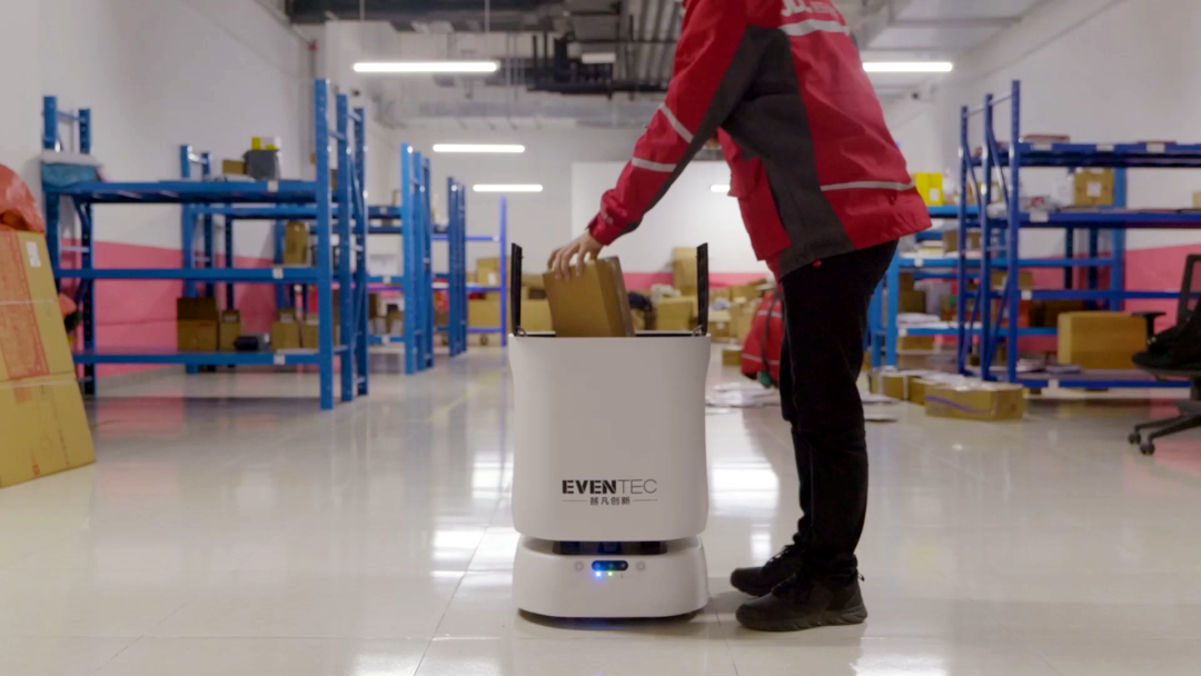 中国のビル内配送ロボ、AIが「動的ナビ」　テイクアウトも席までお届け