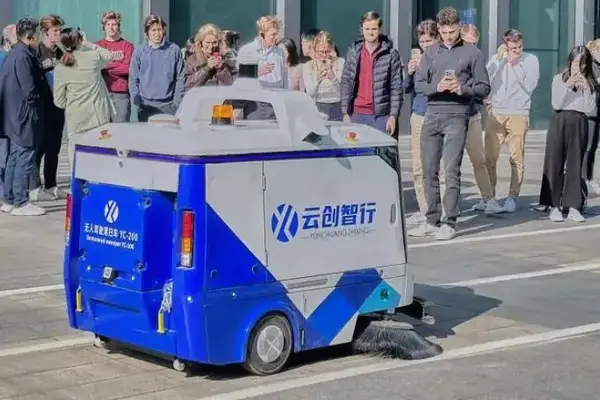 無人の道路清掃車、需要増を追い風に拡大。中国新興、25年に1000台の納入を目指す