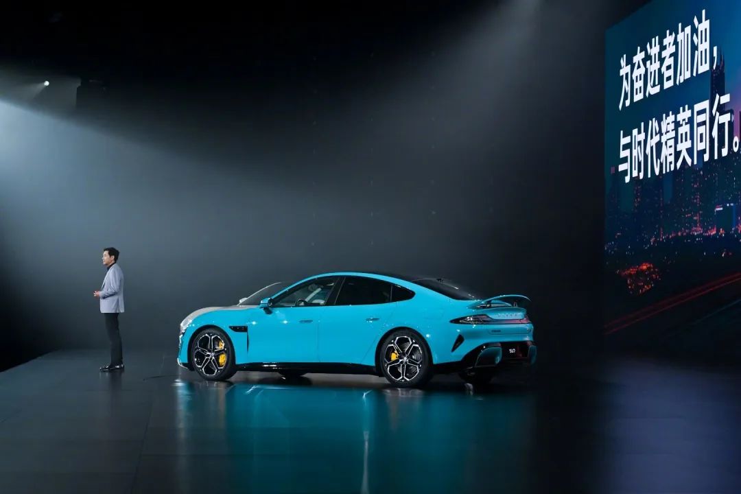 モデル3より60万円安い！中国シャオミ初のEV「SU7」に注文殺到　27分で5万台
