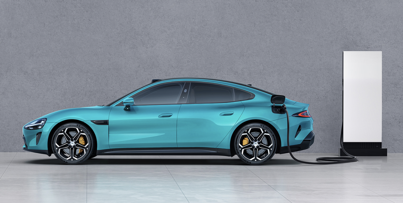中国シャオミ初のEV「SU7」、10万台超受注で生産急ピッチ　24年納車は6万〜8万台予想