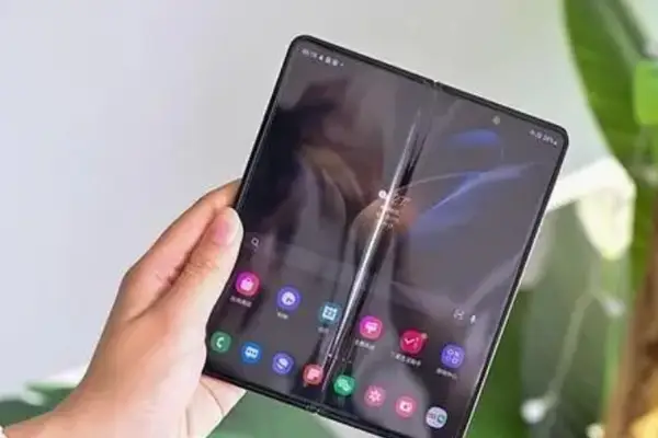 売れない折りたたみスマホ、本体価格も修理費も高額　市場シェアは1.5％に満たず
