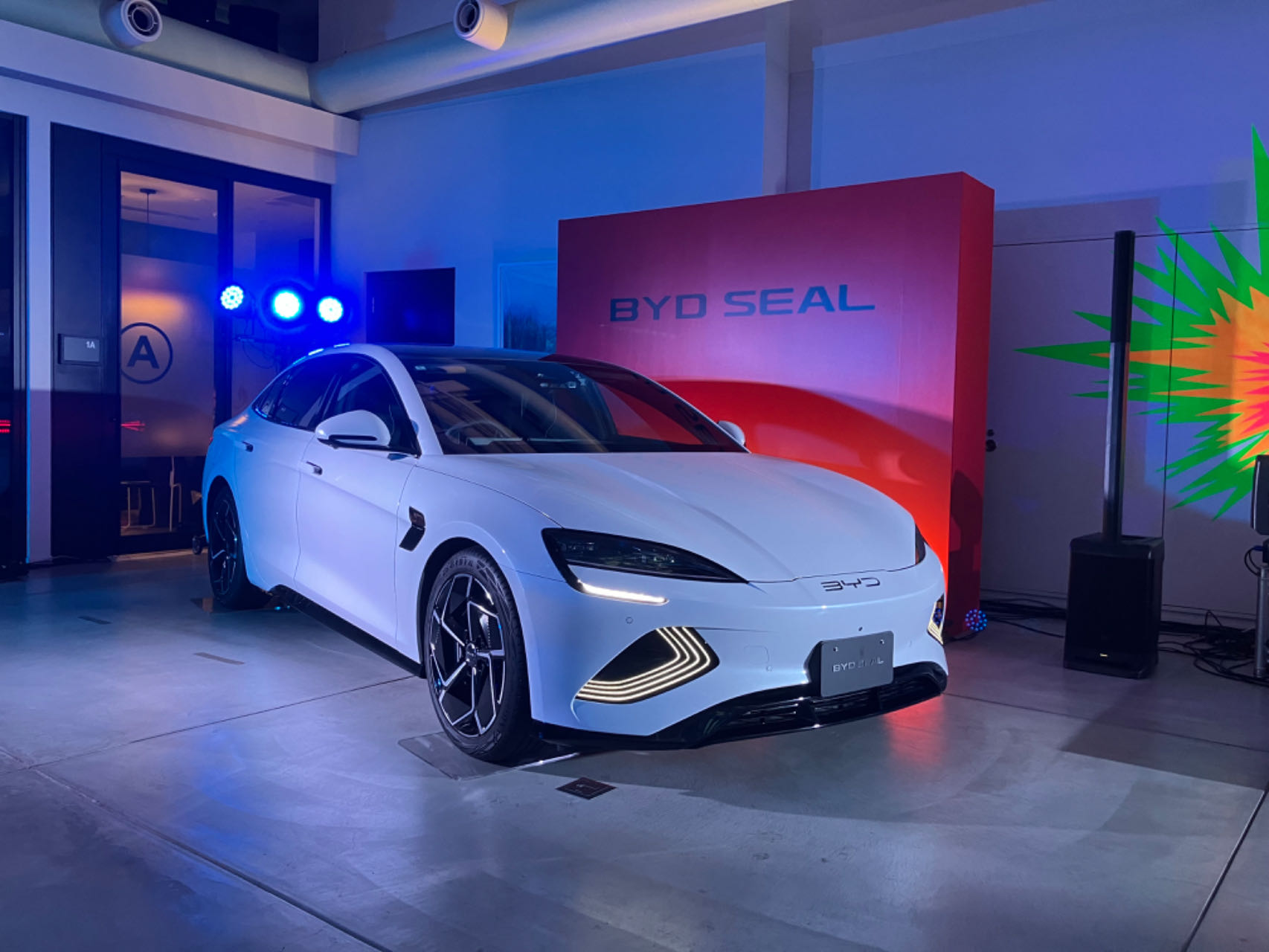 BYD、日本上陸から累計2500台以上の販売達成。EVセダン「SEAL」、発売1カ月で累計300台超の受注