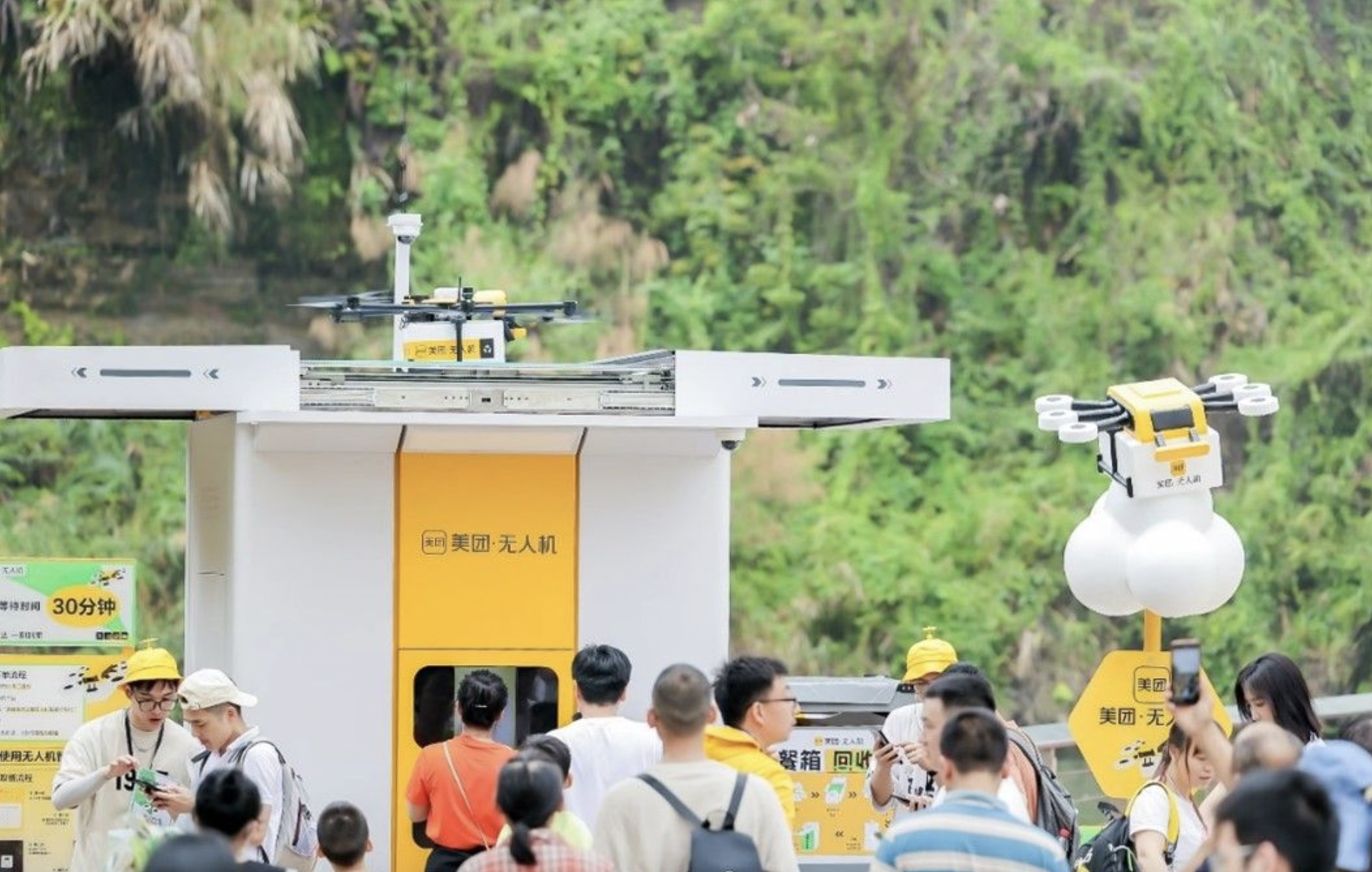 スタバのコーヒー、ドローンで出前。中国フードデリバリー大手、上海の公園への配送開始