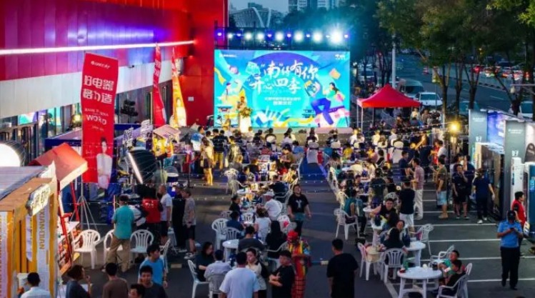 酷暑の中国で夜の消費旺盛　買い物もグルメも「ナイトモード」