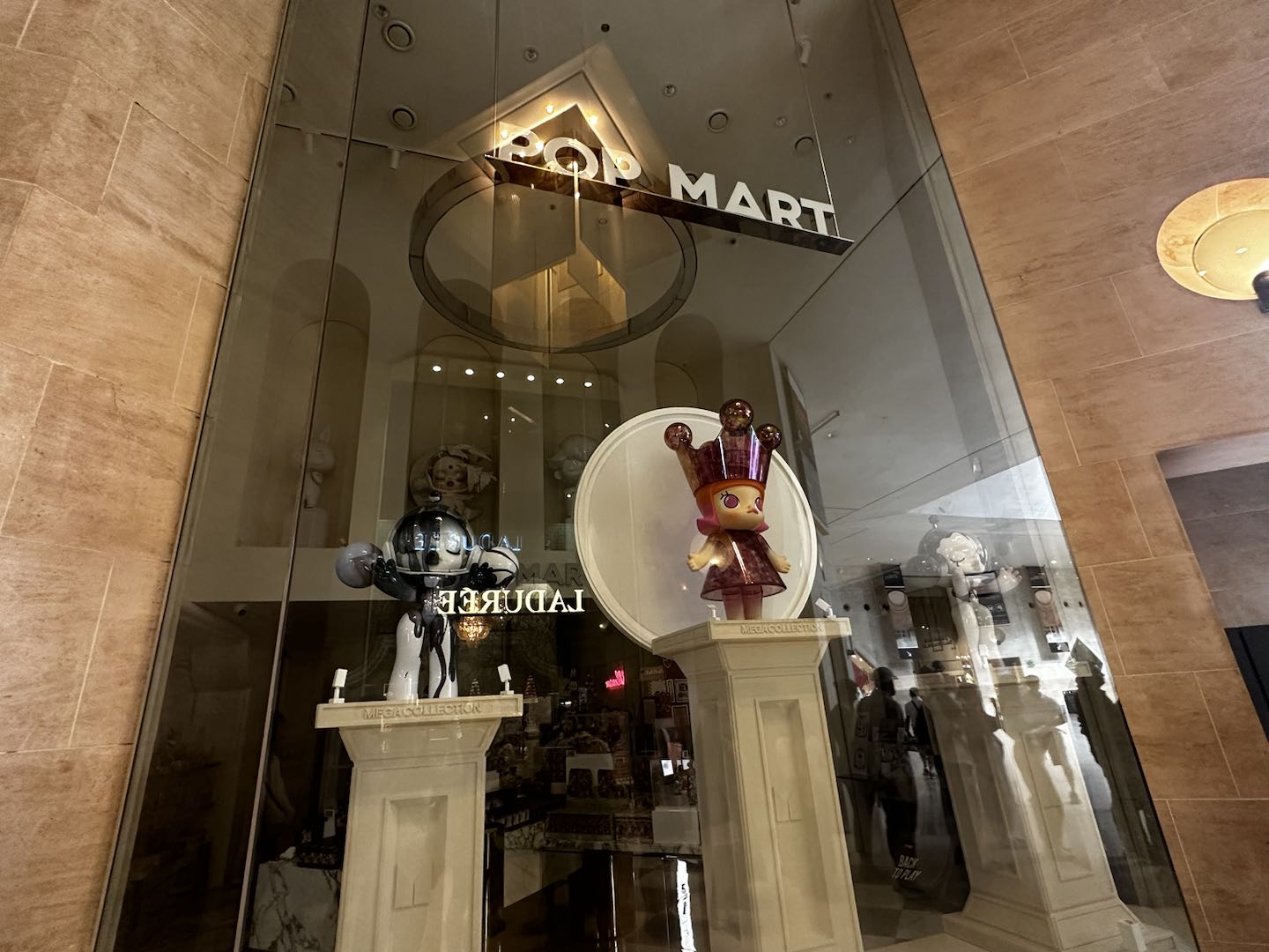 中国発アートトイ「POP MART」、仏ルーブルに出店　欧州展開にはずみ
