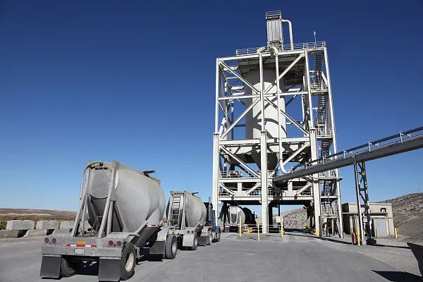 従来のセメントに代わる低炭素型固化材、中国で活用進む。新興企業が生産拡大し、グローバル展開も視野