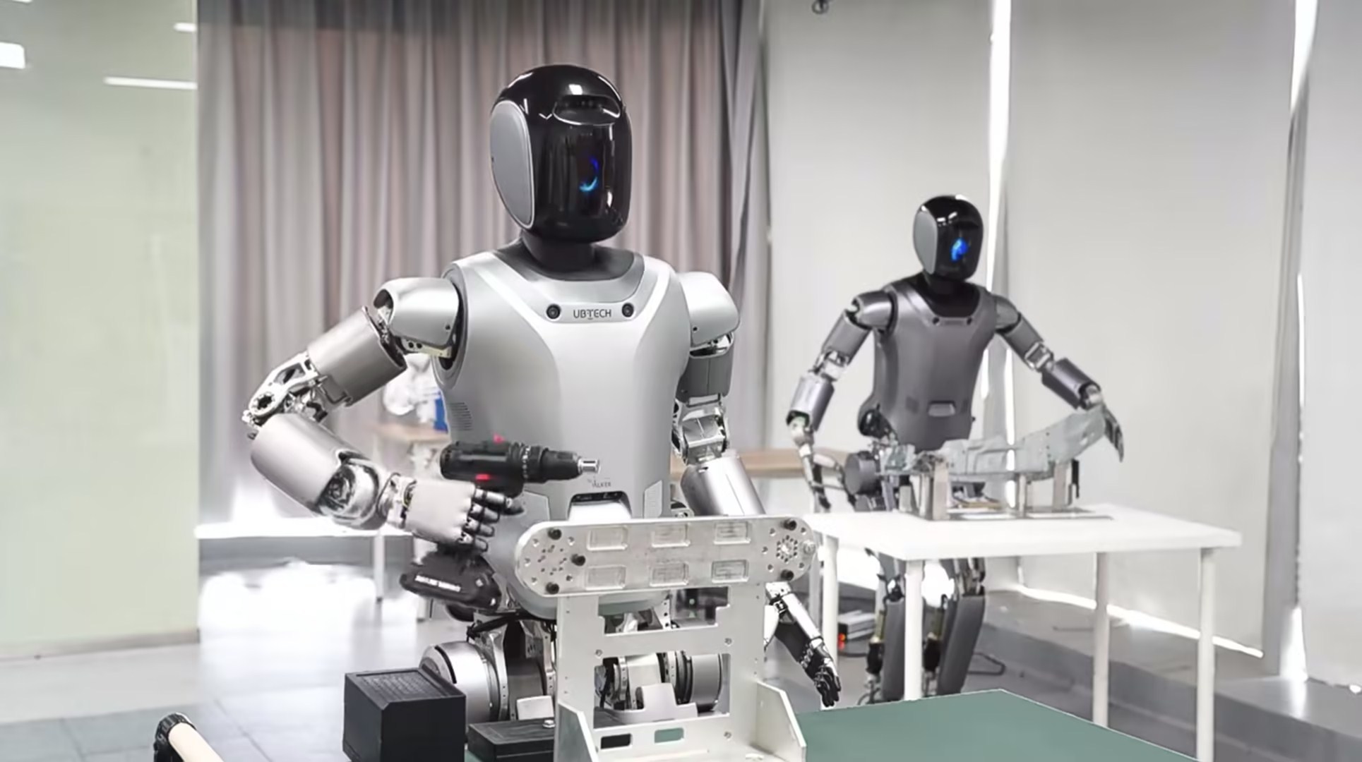 人型ロボットは人間を工場の単純労働から解放するか。メーカーは今も否定的