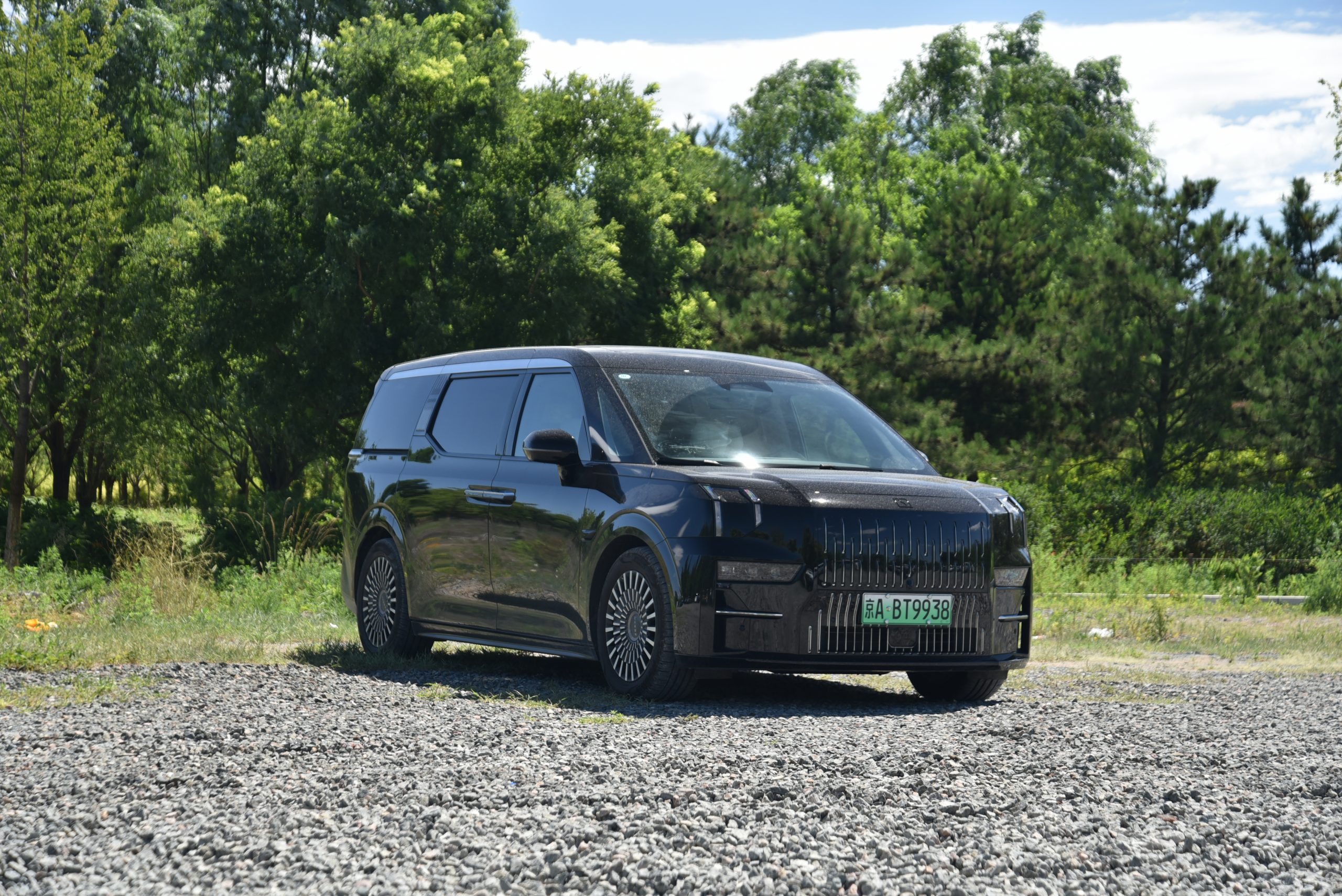 中国EV「ZEEKR」、2車種の日本販売を決定？打倒アルファードは実現なるか