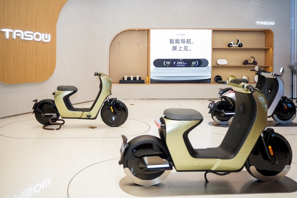 ADAS搭載の中国発電動スクーター「TASOW」、スマホで車両制御　グローバル展開も視野