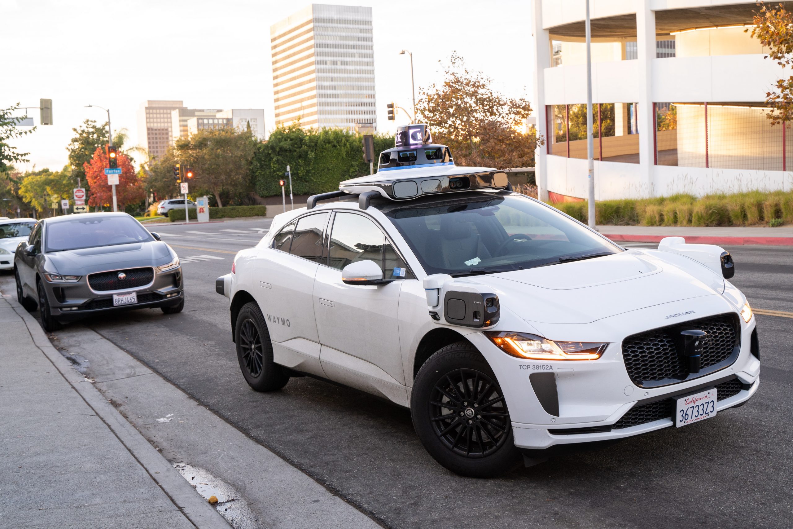 【動画】25年に日本でも実証実験！完全無人タクシー「Waymo」、米ロサンゼルスで早速体験してみた