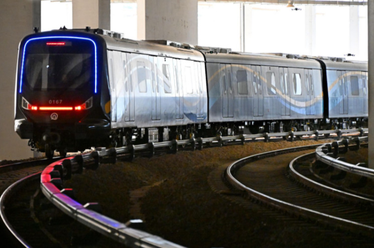 カーボンファイバー採用地下鉄車両、山東省青島市で営業運行開始