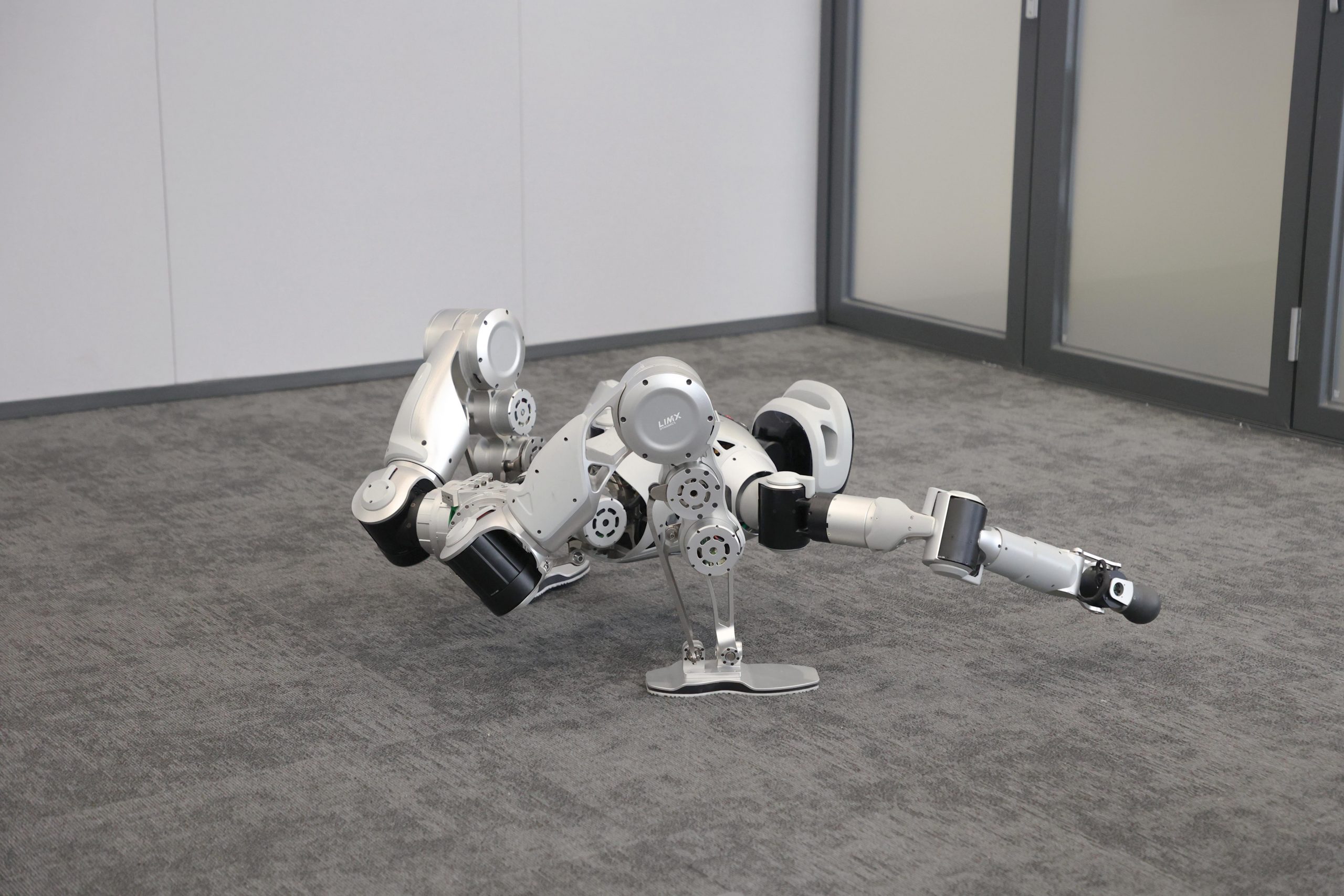 高性能ロボット「LimX Dynamics」、シリーズAで調達総額100億円に　生成モデルによる動作学習が鍵