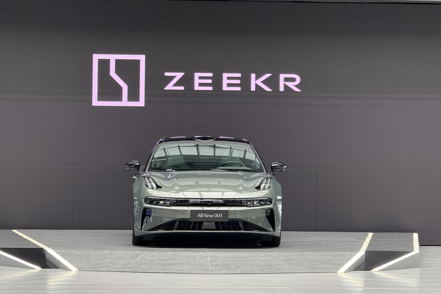 テスラでもBYDでもない、新しいEV「Zeekr」の正体〜世界最大級ギガキャスト工場の実力
