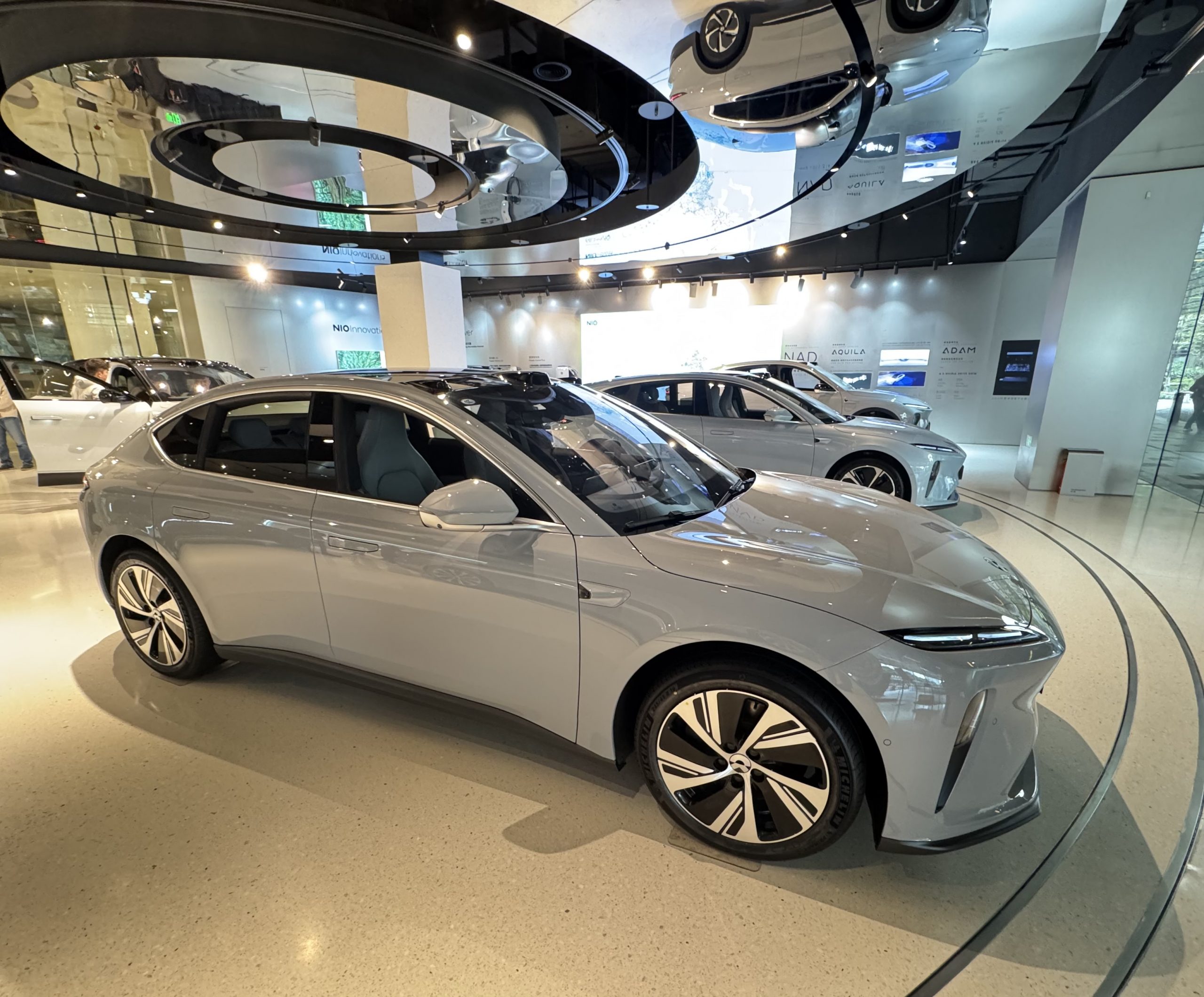 中国EV「NIO」、24年は増収も赤字拡大　コスト削減で黒字化急ぐ