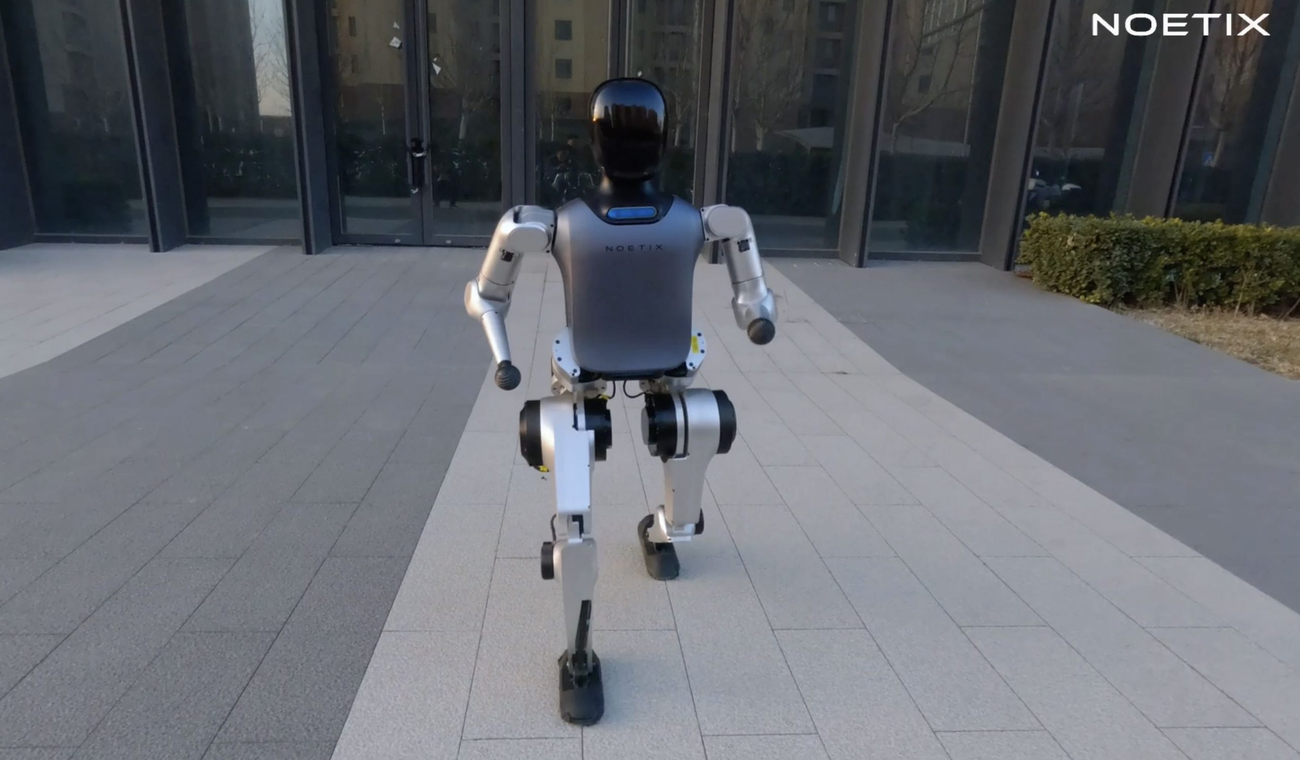 秒速3.5mで疾走、連続バック宙も可能⋯中国の人型ロボット、活用の幅広げる