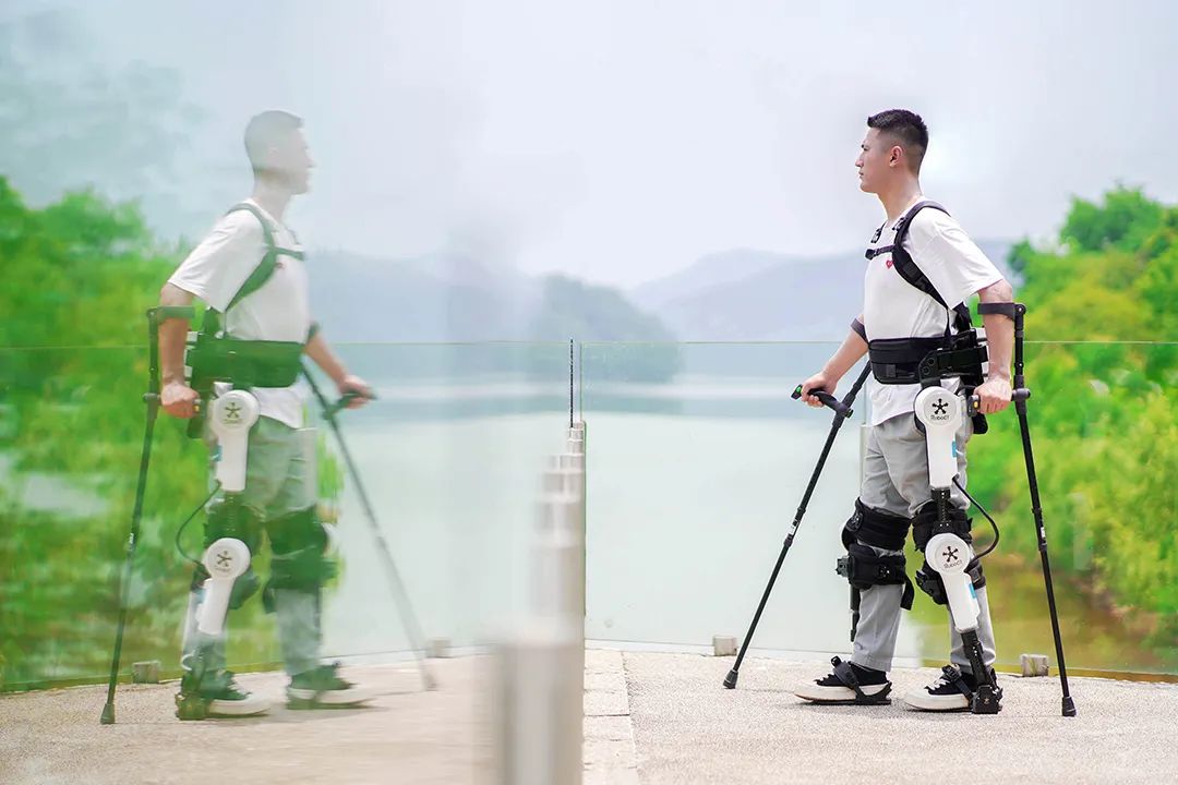 中国発「外骨格ロボット」、約20億円を調達　リハビリ・介護支援から日常へ