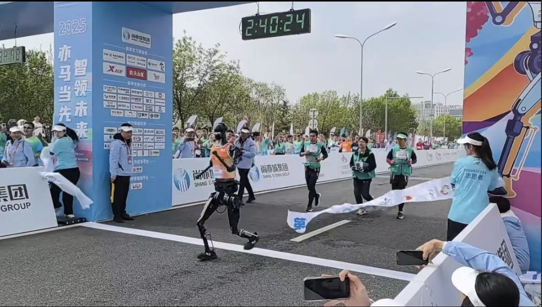 世界初「人型ロボット・マラソン」、北京で開催。21km激走レースに20チームが参戦、完走はわずか6体【Update】