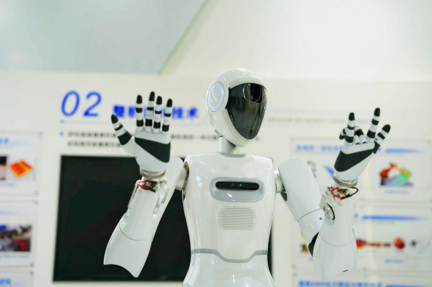 中国家電大手・美的集団、「エンボディドAI」に参戦　店舗に人型ロボット導入へ