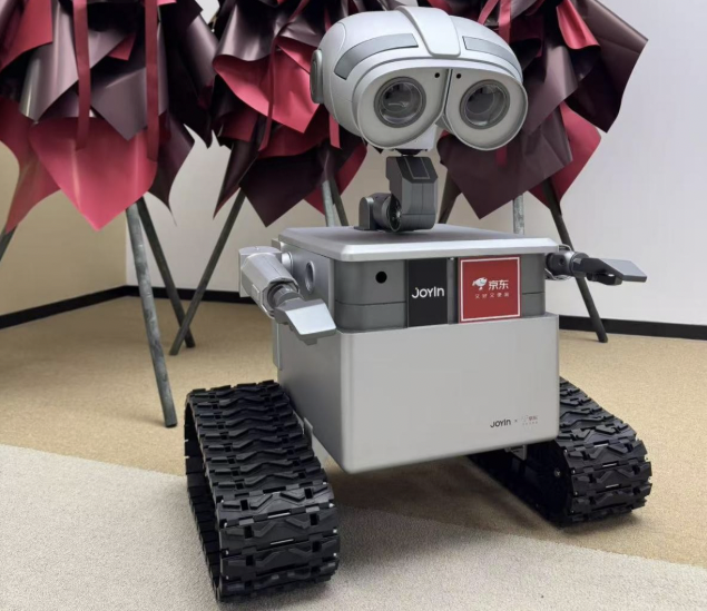 移動できる小型AIロボットが「家庭進出」　中国発スタートアップ、設立半年で60億円調達