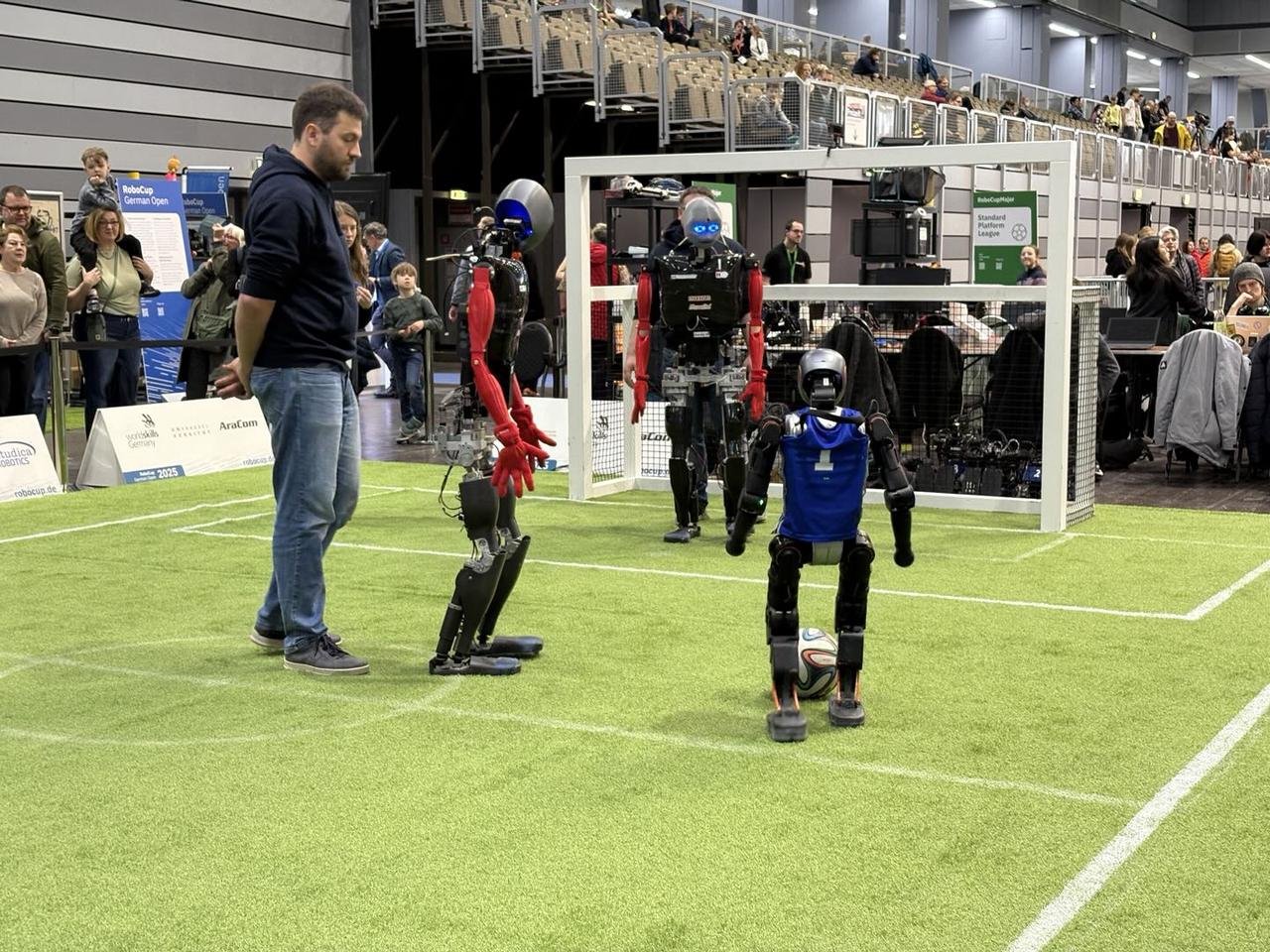 サッカーから陸上まで、運動する人型ロボットに強み。中国「Booster Robotics」が20億円調達