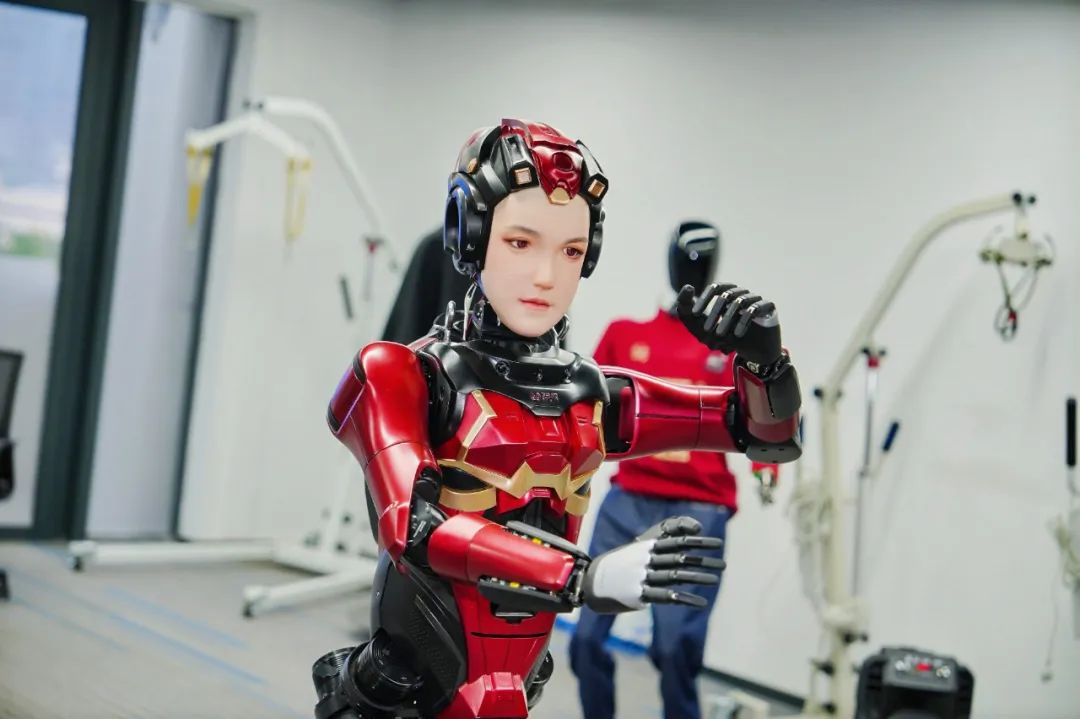 中国発「AGIロボット」ベンチャー、初年度で1000台出荷へ　ウィッグ展示モデルにも採用