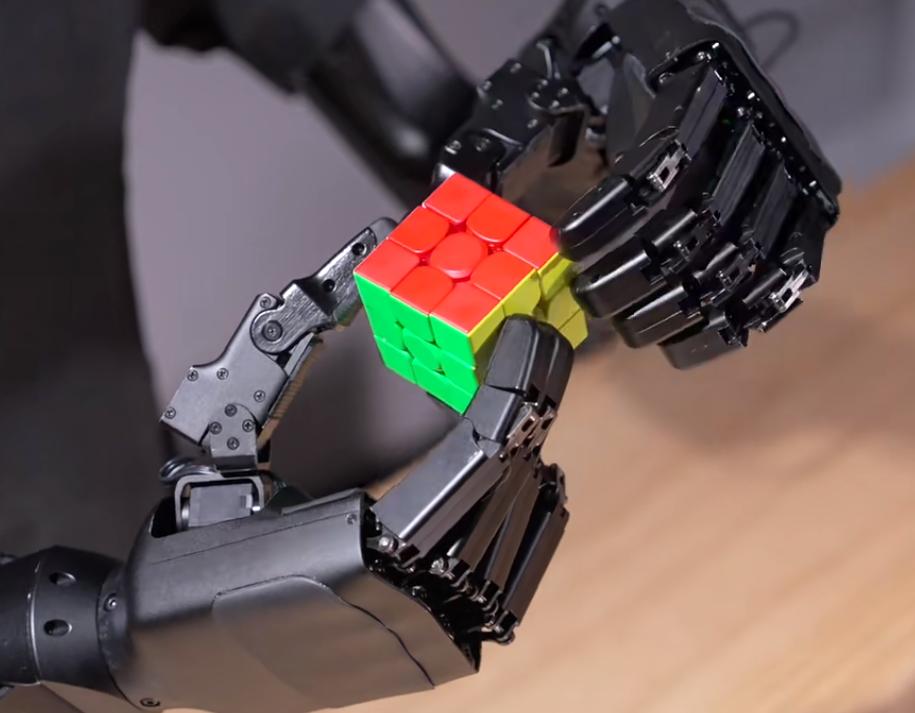 中国Unitree、ルービックキューブを操る「ロボットハンド」発表　“逆駆動”も滑らかに