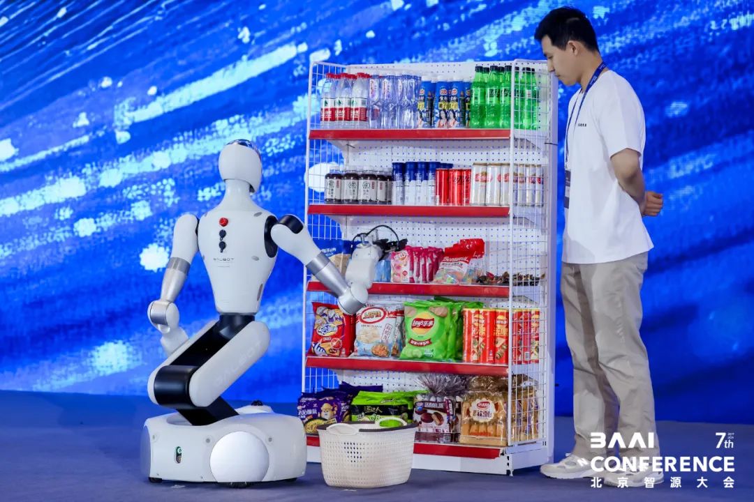 踊るだけじゃない⋯中国「Galbot」、“使える人型ロボット”が無人薬局で稼働