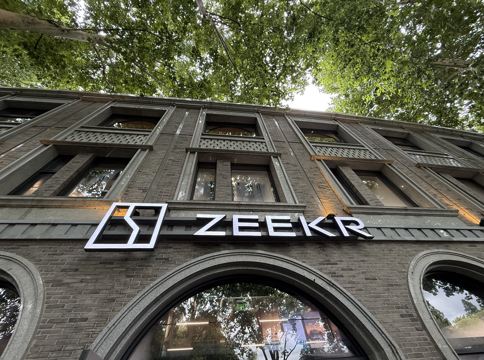 吉利汽車、高級EV「Zeekr」を完全子会社化へ　買収総額は最大約24億ドル