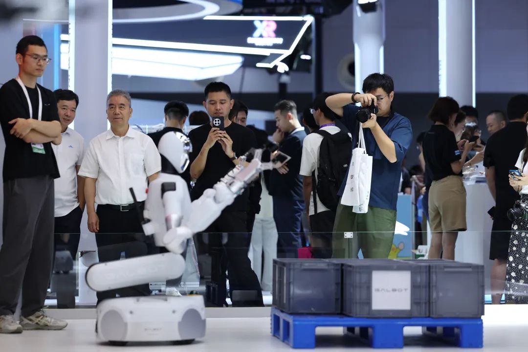 上海のAI大会が熱気⋯90種類のロボットが一堂に、驚きのパフォーマンス続々ーWAIC 2025（1）
