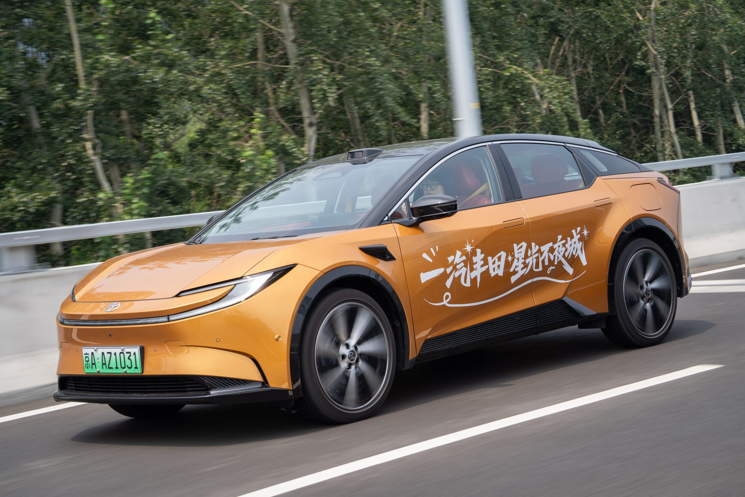 中国で求められるEVとは？トヨタ「bZ5」試乗で見えた日系EVの“逆襲”
