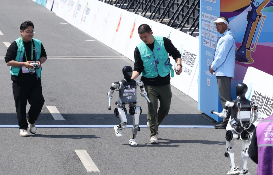 人型ロボットのマラソン大会で準優勝。中国スタートアップ 「松延動力」、新たに数十億円調達