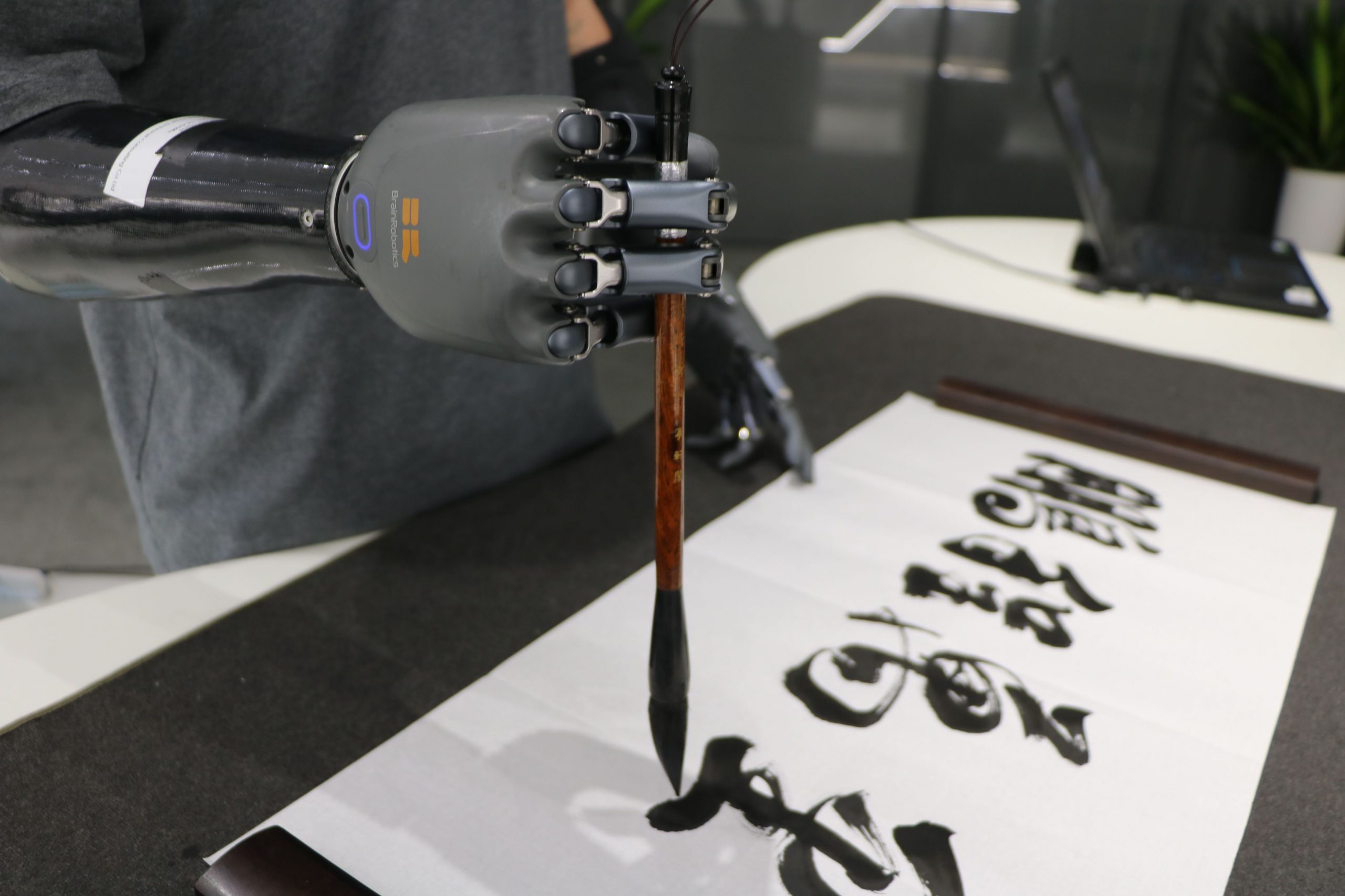 米ニューラリンクに挑む中国「BrainCo」、評価額1900億円規模　香港・本土でIPO検討か