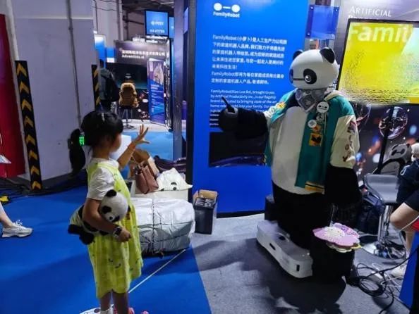 等身大「パンダ型AIロボ」で話題。中国スタートアップ、シードラウンドで数百万ドル調達