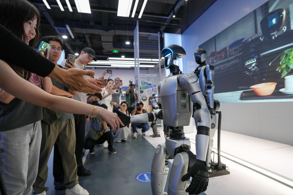 世界初のAIロボット専門店、北京に登場　100種類の製品が一堂に