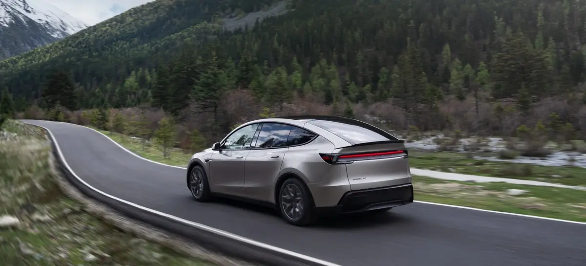 米テスラ、中国専用「モデルY L」納車開始　ファミリー志向SUVで攻勢強化