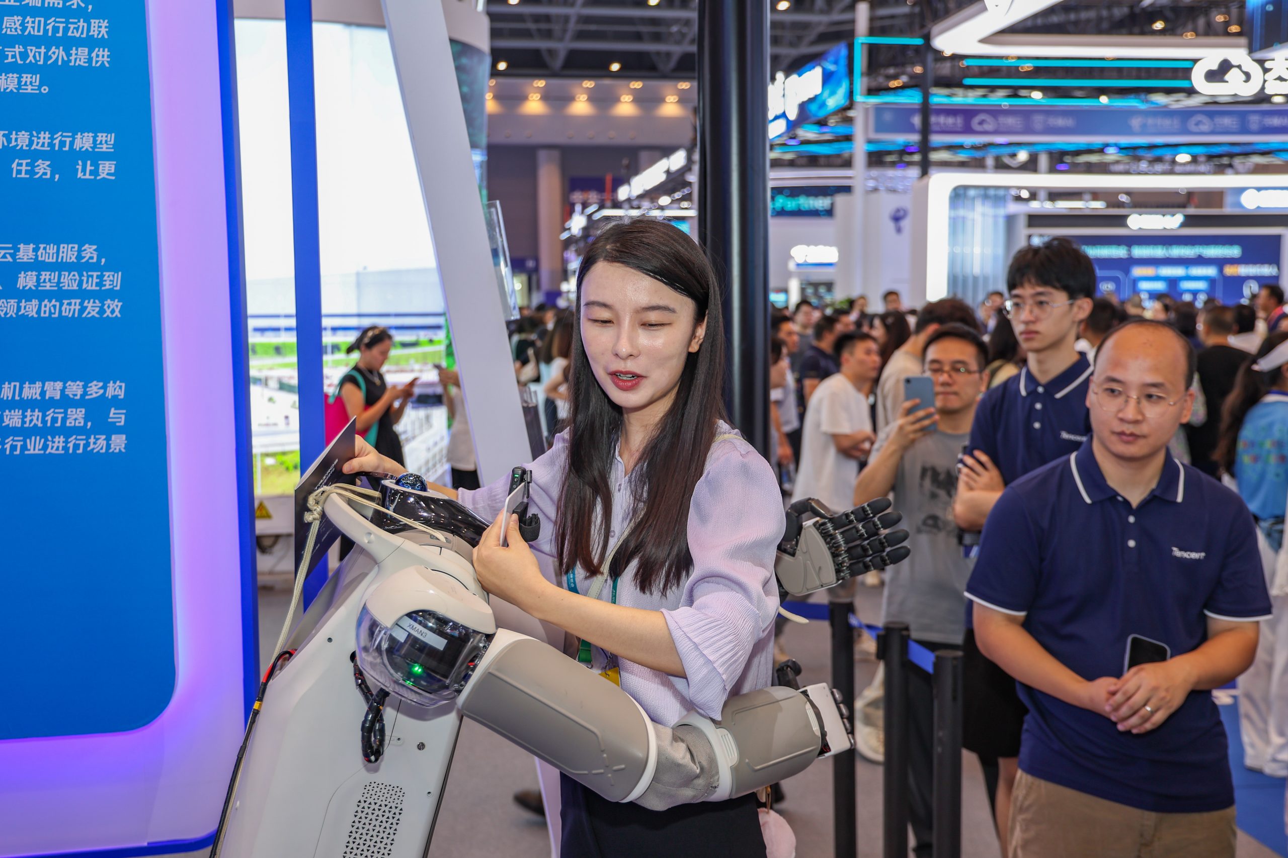 AI×介護、中国で急成長　リハビリシステムやスマート介護住宅が展示