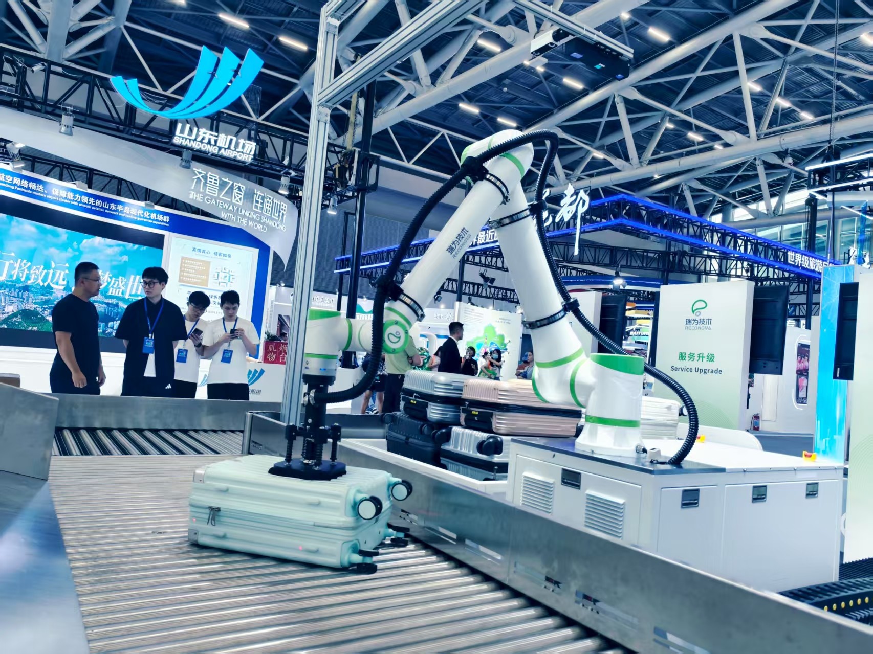 手荷物搬送ロボット、ついに登場。中国発「AntOne」が国際空港博で存在感