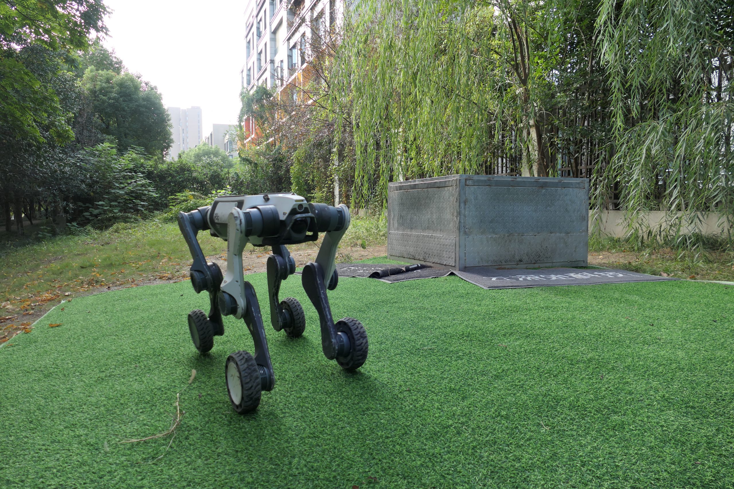 四足歩行ロボット「DEEP Robotics」、プレIPOでJDドットコムなどから資金調達　上場に向け始動