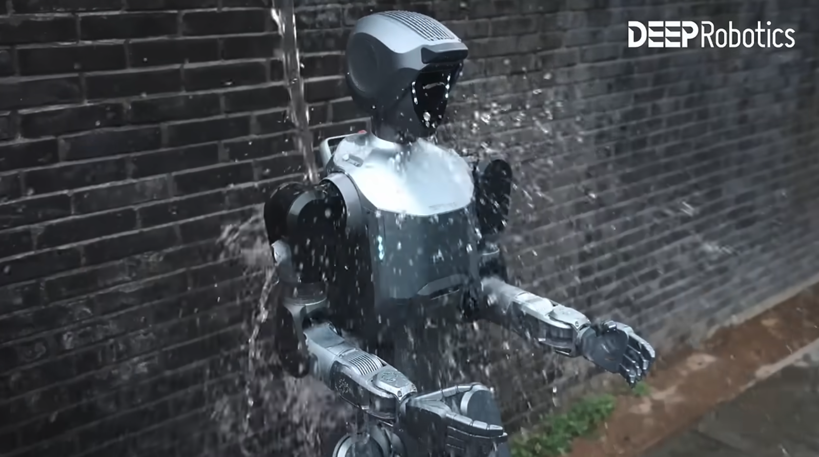 【動画】雨にも暑さにも負けず⋯中国DEEP Robotics、"世界初全天候対応"人型ロボットを発表