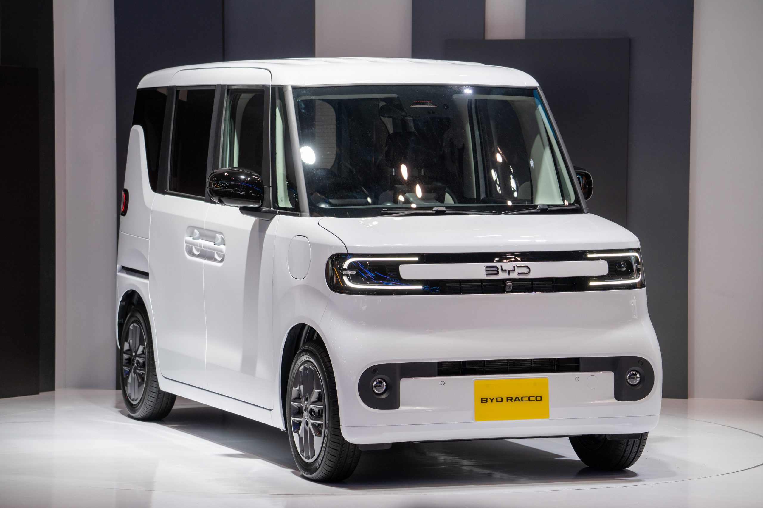 中国BYD“逆上陸”、日本専用の軽EV「ラッコ」を世界初公開　2026年発売へ