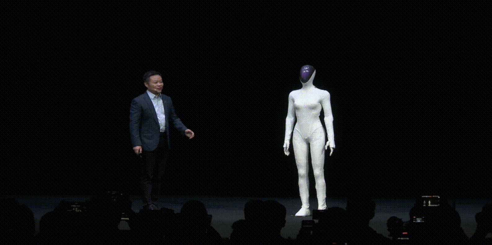 小鵬汽車ヒューマノイド「IRON」ー"人間にしか見えない"と話題　中の人疑惑まで
