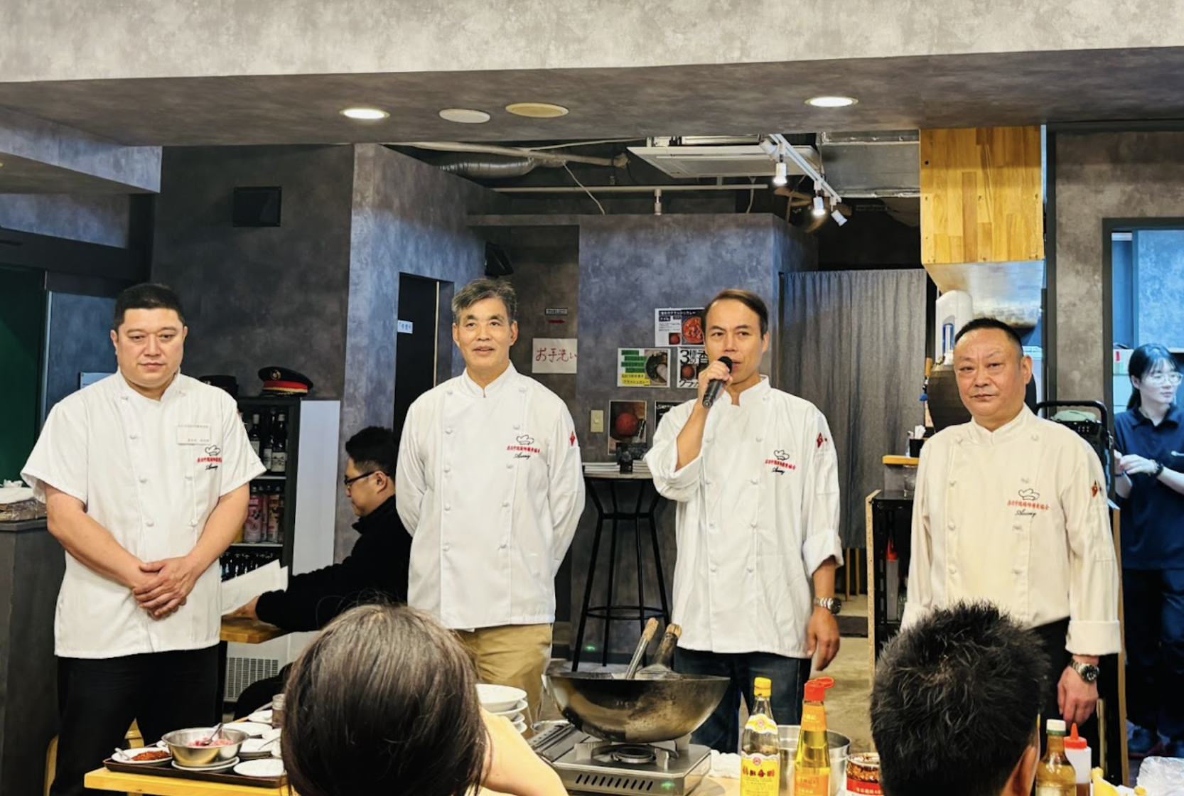 新宿の夜に「ガチ中華」の巨頭が集結⋯日本人初招待『在日中国人シェフの会』がディープすぎた