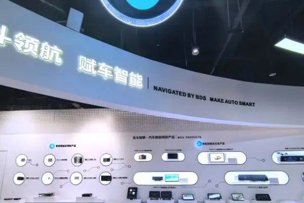 トンネル内でも「センチ単位」の精度を。　中国・北斗智聯、衛星×AIで次世代の車載インフラを定義