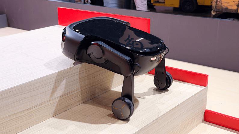 アームで物を片付け、階段も自走する「次世代ロボット掃除機」、中国・ドリーミーがCES 2026で発表